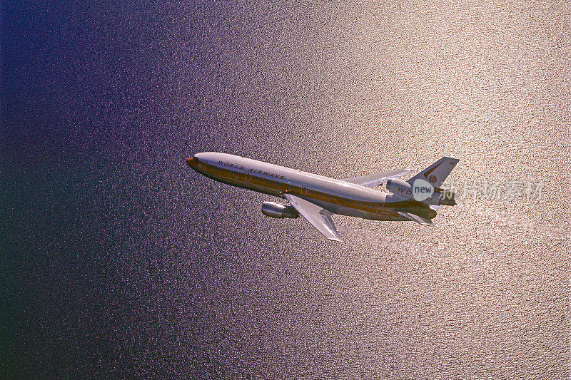 世界航空公司麦克唐纳道格拉斯DC-10飞机飞越太平洋