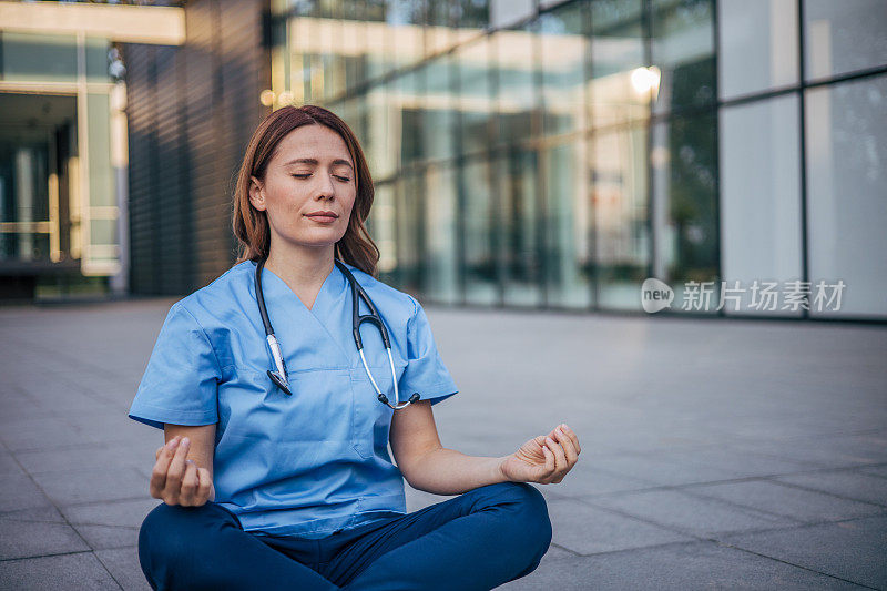 放松的女医生做莲花体式瑜伽呼吸练习