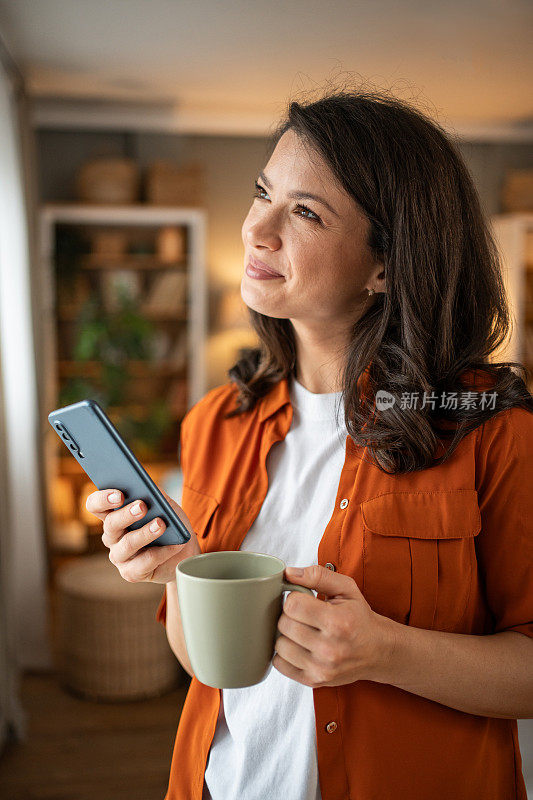 舒缓的清晨节奏——一位年轻女子享受着她的清晨咖啡