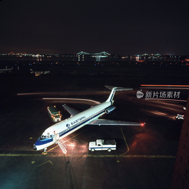 东方航空DC-9飞机晚上停在拉瓜迪亚机场