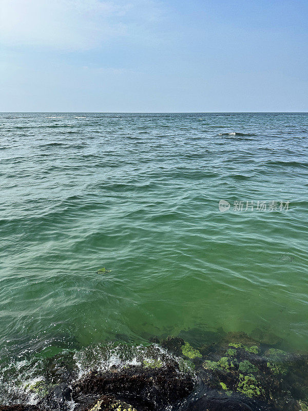 斯里兰卡海岸线上的岩石天然海防特写图像，海岸侵蚀抛石岩甲墙，海岸管理，岩石堆，海滩岩甲，海浪，科伦坡，斯里兰卡