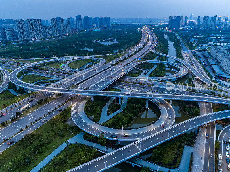 俯瞰现代立交桥的夜景，上海，中国