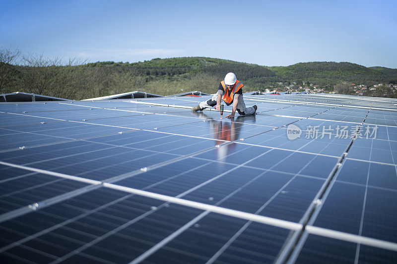 太阳能电池板技术人员安装太阳能电池板系统。