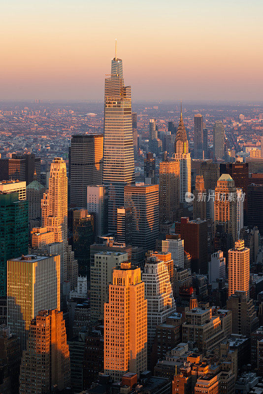 日落时分的纽约市中心摩天大楼鸟瞰图。高架景观包括一座新的超高层建筑