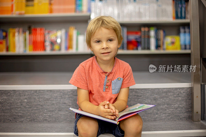 可爱的学龄前儿童，夏日在书店里看书