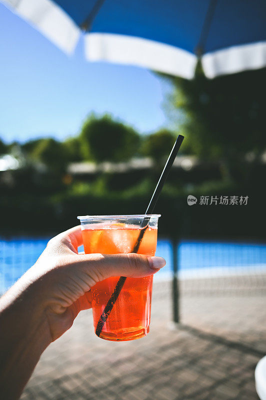 新鲜的夏日鸡尾酒在一个女人的手在户外。