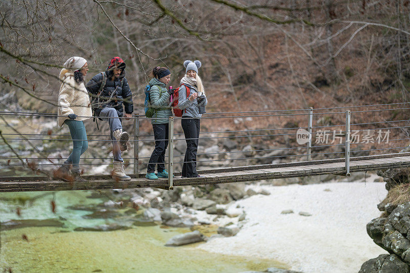 徒步旅行者在徒步旅行中发现了大自然隐藏的美丽