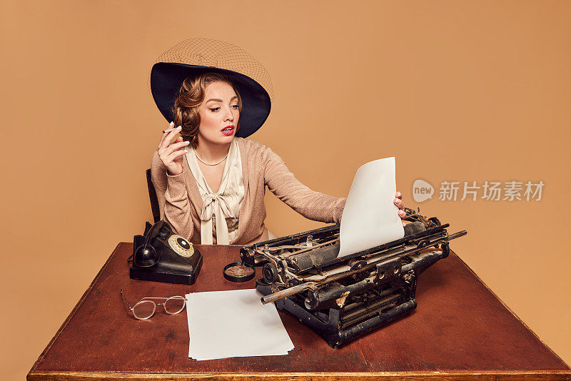 美女作家坐在打字机前抽烟，在米色背景上读诗