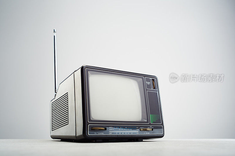 白色的老式电视机。复古便携式电视接收机