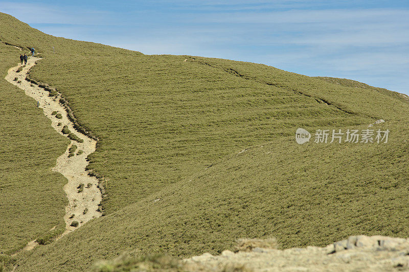 徒步旅行者独自走在山顶上。