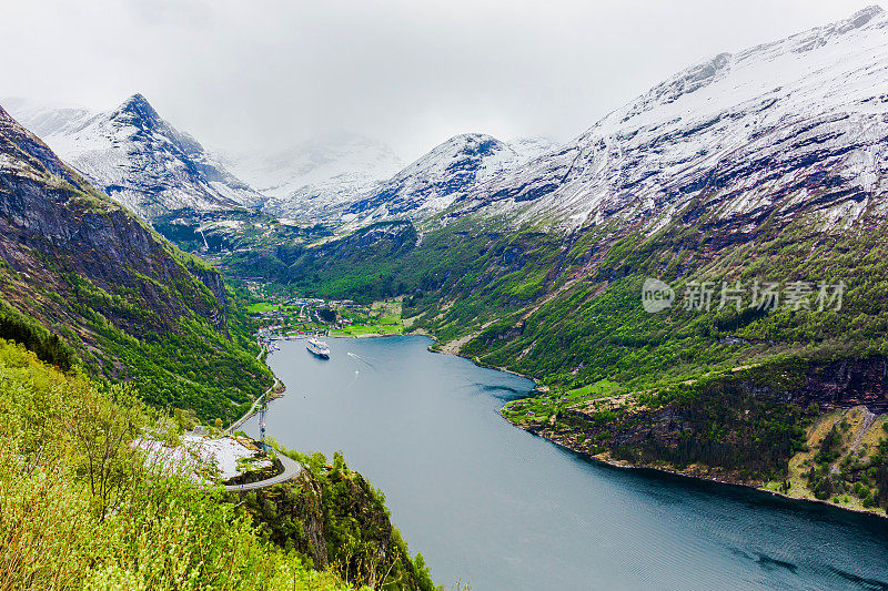 挪威的峡湾。Geiranger峡湾。更多关于罗姆斯代尔县的报道。斯堪的那维亚。山景观