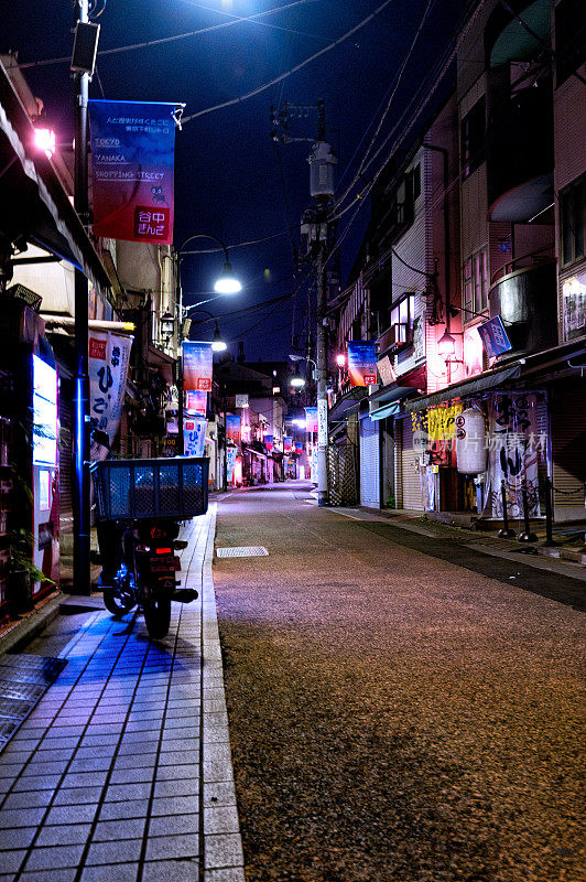 日本，夜晚的东京美代子街道指示牌