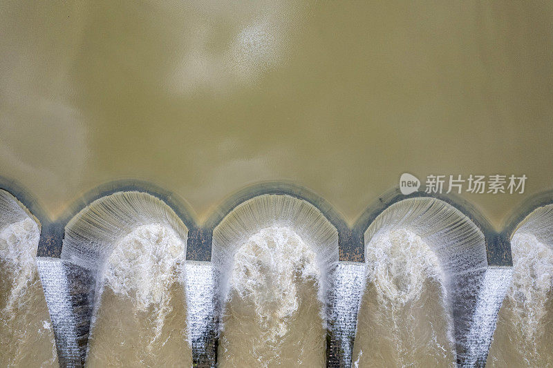 水溢出了圆形水库大坝