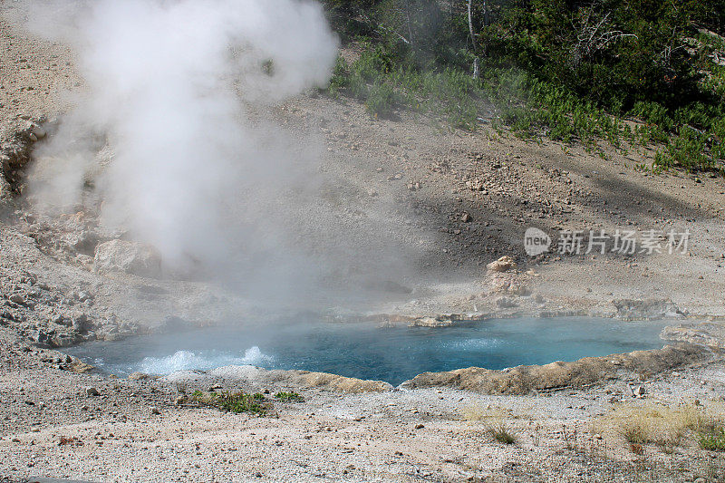 硫磺温泉小体特写，水在冒泡，蒸汽从水中升起