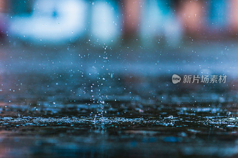 沥青路上的雨滴。暴雨。多雨的天气。水滴