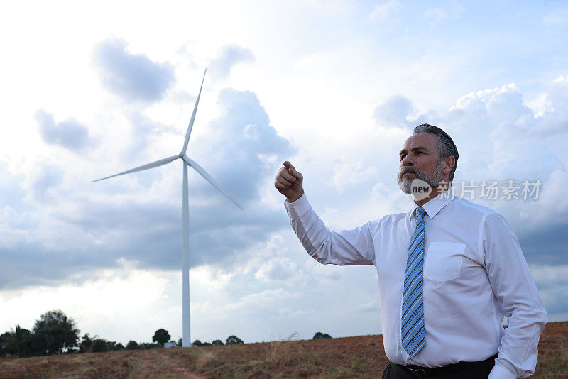能源工程师考察风力发电厂项目，风力发电厂，风力涡轮机，可再生能源来自风力。风力涡轮机的能源专家