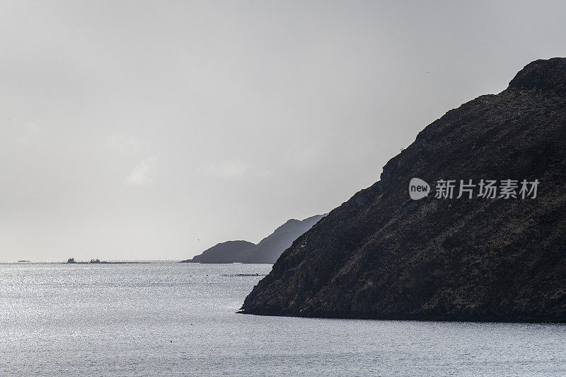 苏格兰哈里斯岛和刘易斯岛之间的海隙。