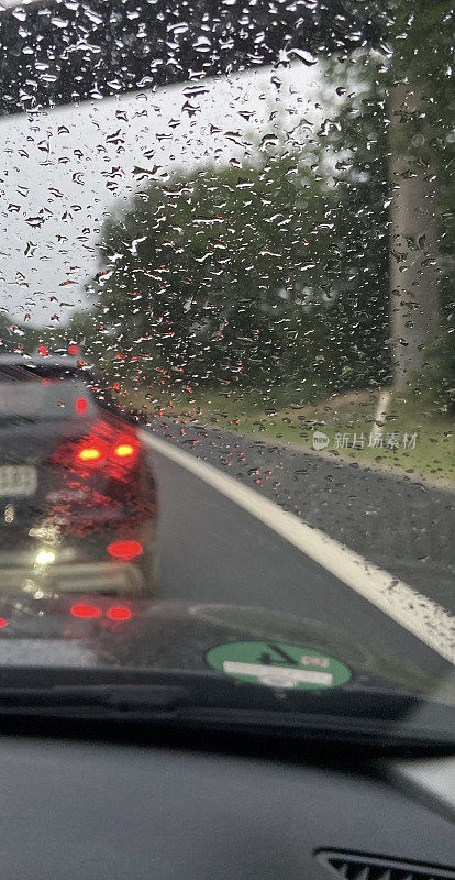 下雨时交通堵塞
