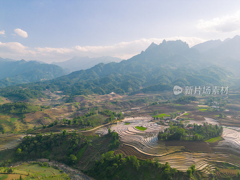 鸟瞰浇灌季节，越南老蔡省yty公社的梯田，棕色的土壤与美丽的天空融为一体。