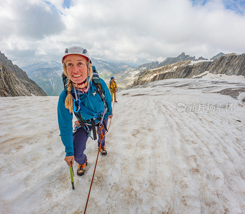 女登山者穿越冰川到达山顶