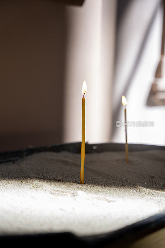 巴统市教堂里燃烧的蜡烛