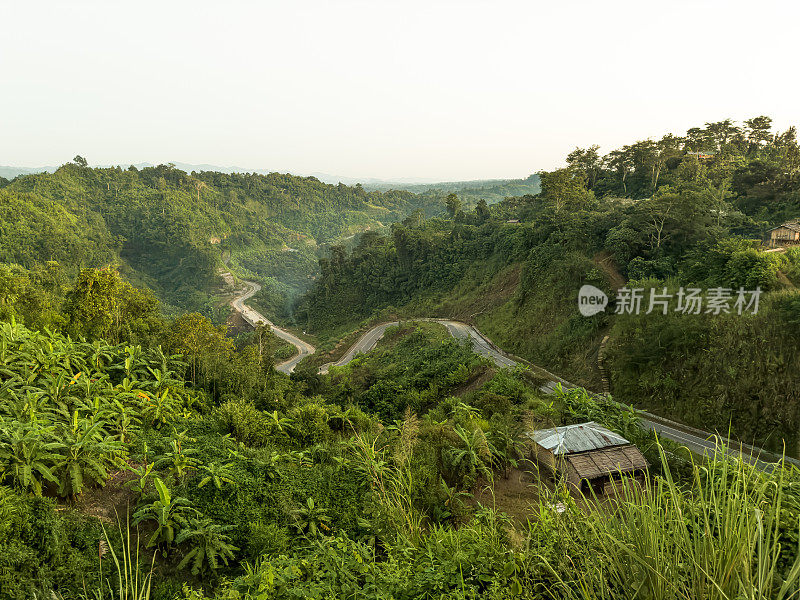 班达班鸟瞰图。有山脊路的小茅屋