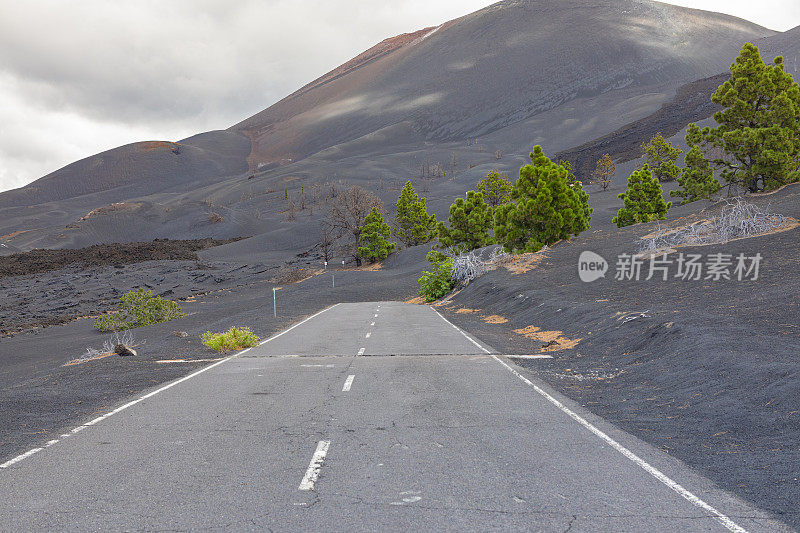 康伯雷别哈火山。火山灰覆盖了埃尔帕索村。