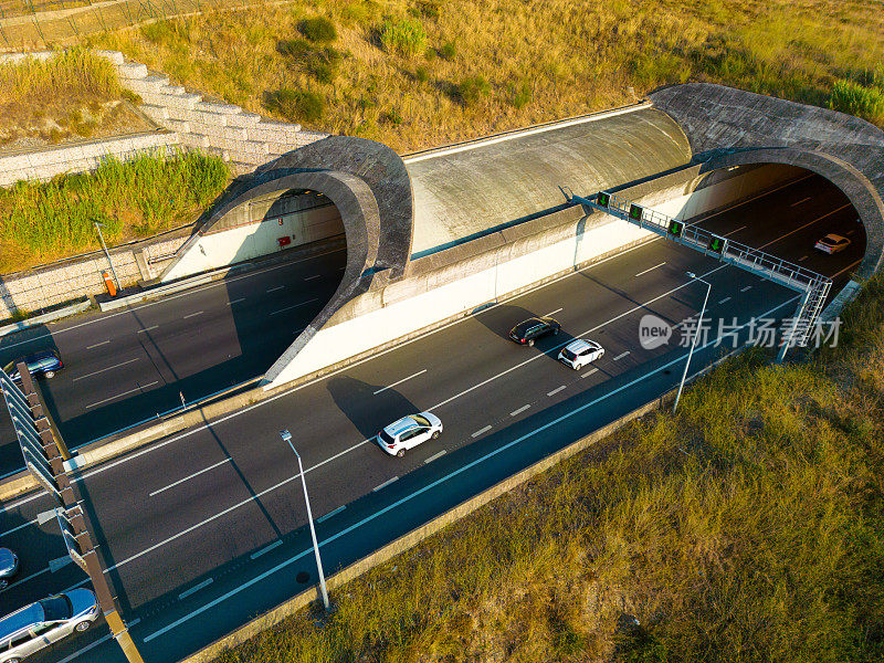 葡萄牙高速公路上通过隧道的循环交通航拍图像