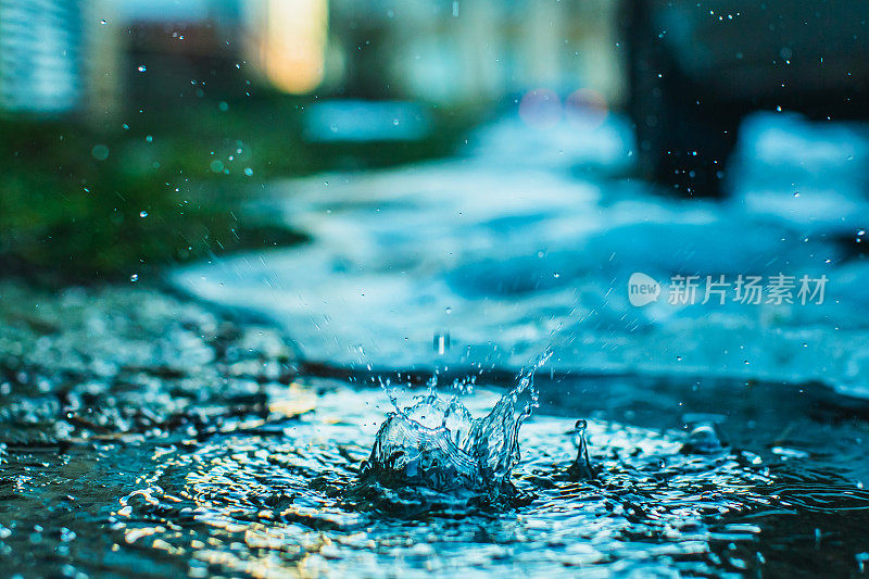 阴雨天气背景。雨滴。水坑