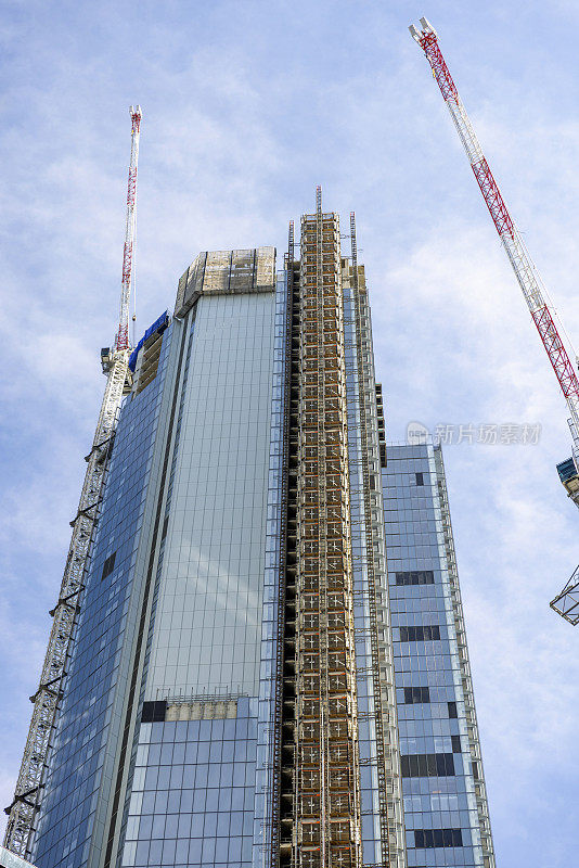 在城市中建造摩天大楼，背景带有复制空间