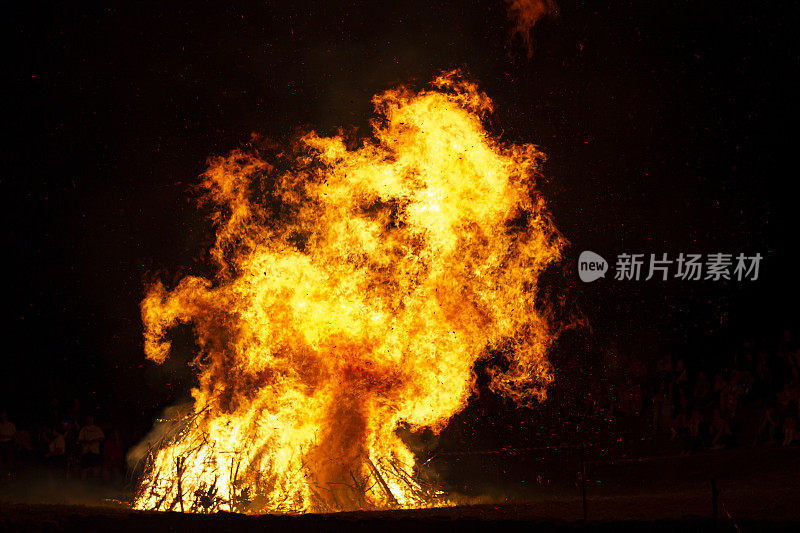 第三个版本的圣胡安篝火被风吹动。