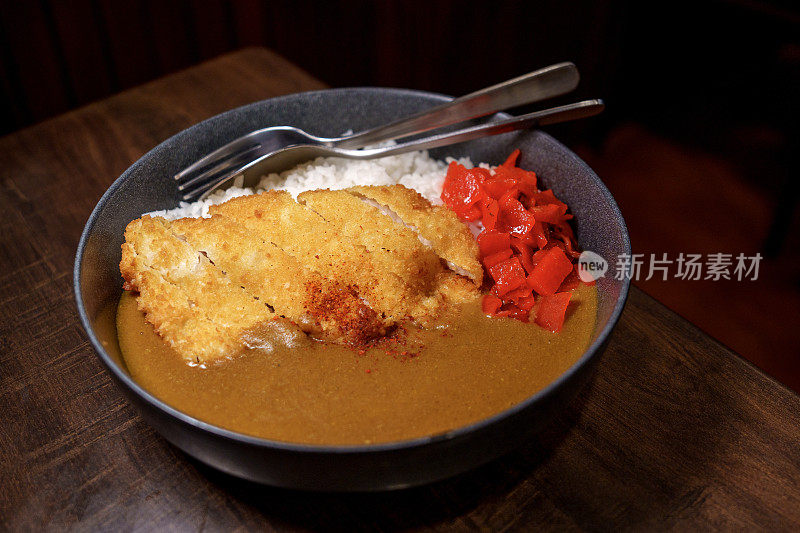 咖喱猪排配米饭，日本传统美食