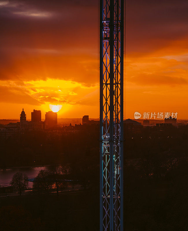 从冬季仙境摩天轮上鸟瞰伦敦城的日落
