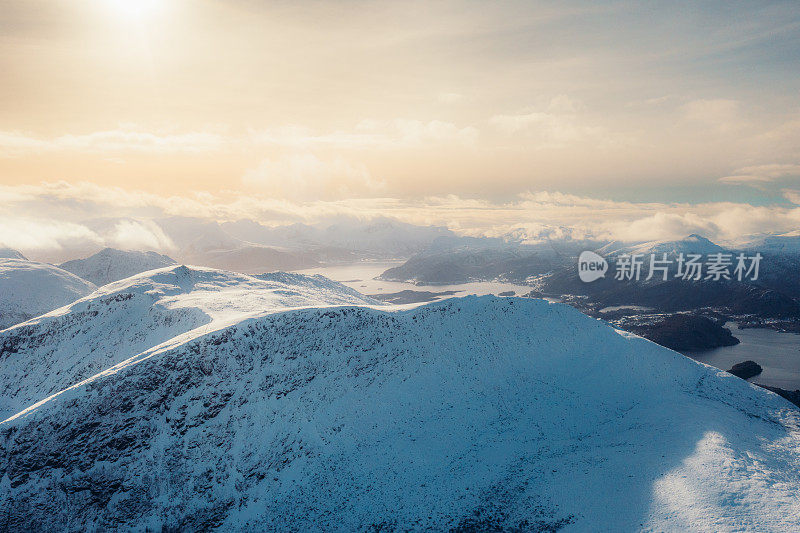 挪威冬季雪山峡湾上空壮观的空中冬季山日落