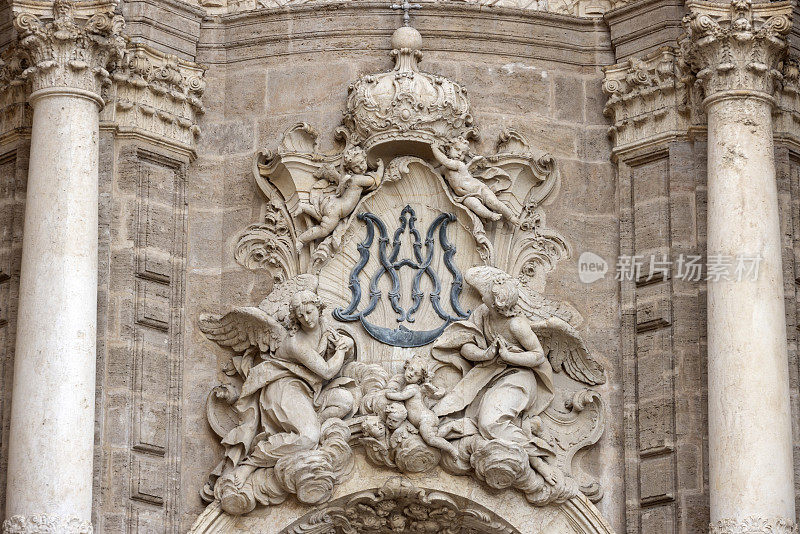 瓦伦西亚大教堂入口上方的宗教装饰