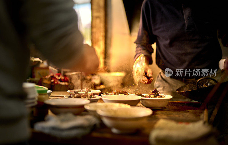 一位老师傅做了炒泥鳝面。台湾传统名品台湾街头小吃，台湾传统美食。近距离俯瞰中式美食，通常可以在夜市创办。台南,台湾。