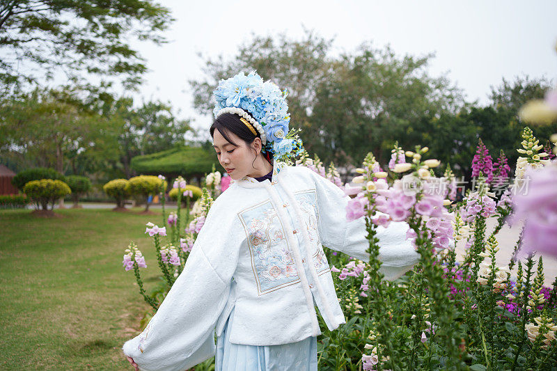 穿着中国传统服装的美女