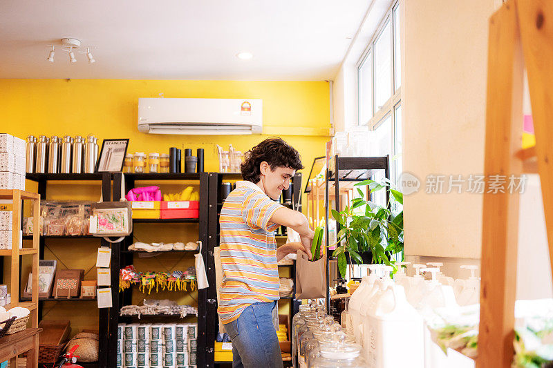 一个多种族的人从零废物散装商店购买固体手工除臭剂