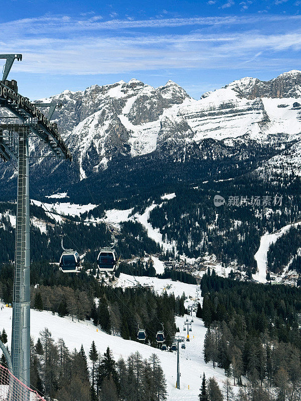 冬季山区滑雪胜地的缆车
