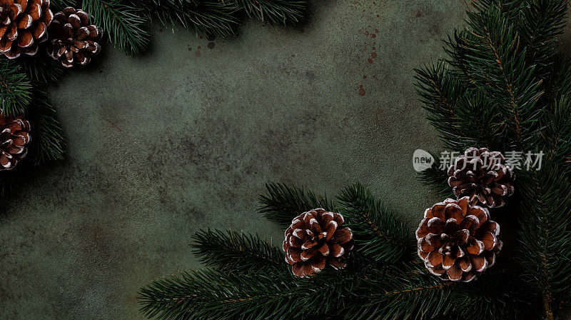 喜庆的冬季背景。带松果的圣诞树的树枝。俯视图，帧与复制空间。