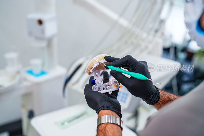 医生在颌骨模型上演示牙齿矫正器的样品