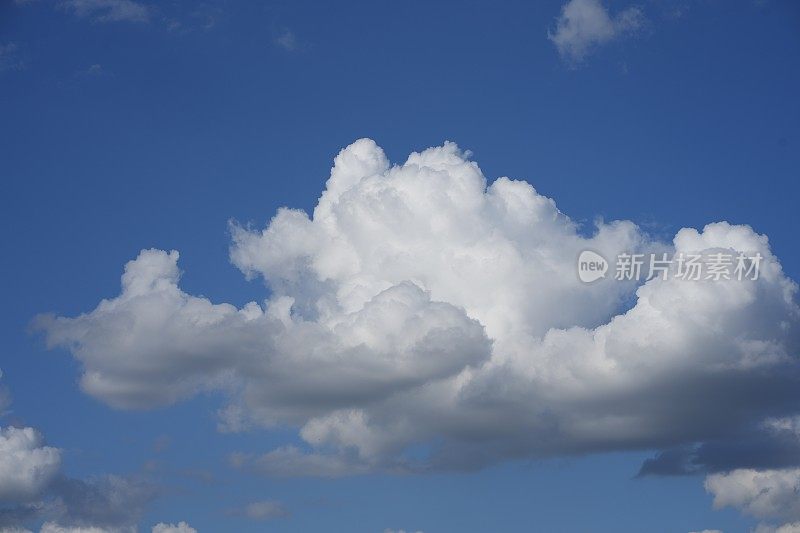 天空蔚蓝，美丽的天空有云