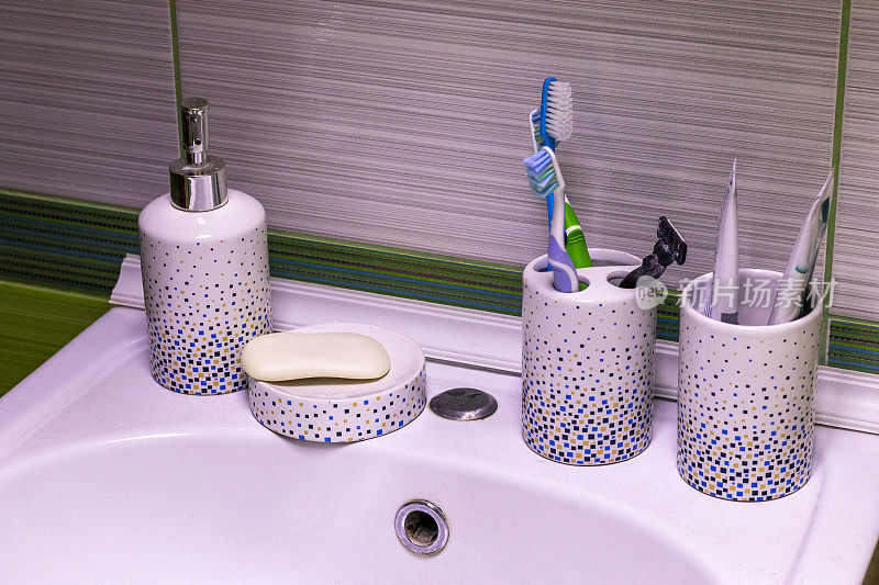 浴室洗漱用品的特写镜头。家庭