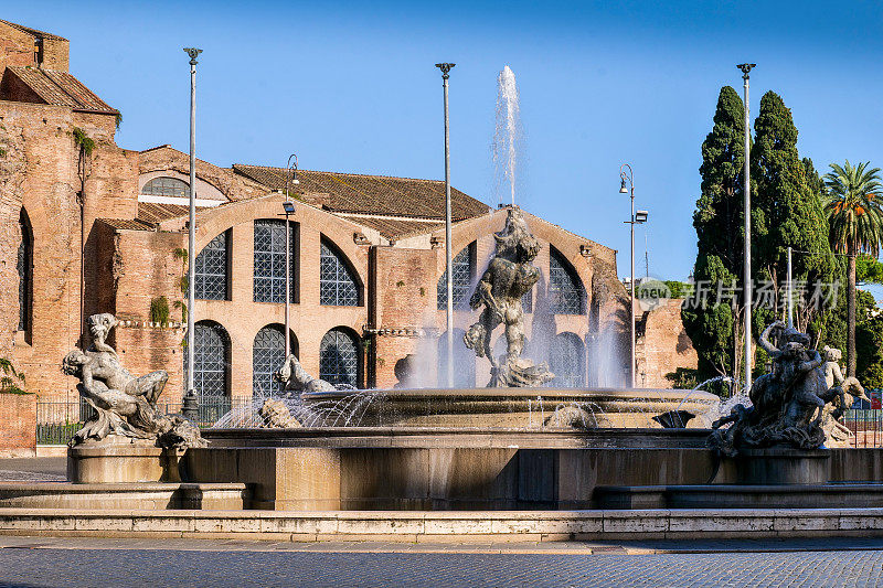 位于罗马历史中心的水仙喷泉，背景是戴克里先浴场