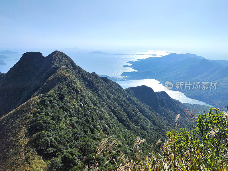 从香港大屿山狗牙岭眺望石壁水塘