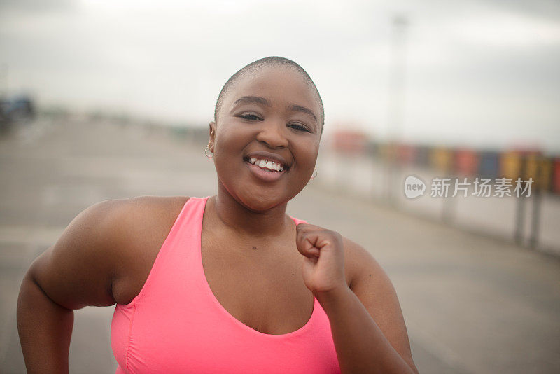 肖像，微笑和加码黑人妇女在海滩散步，为健康，健身或有氧运动。面对，锻炼和运动与快乐的年轻跑步者或运动员户外训练或锻炼