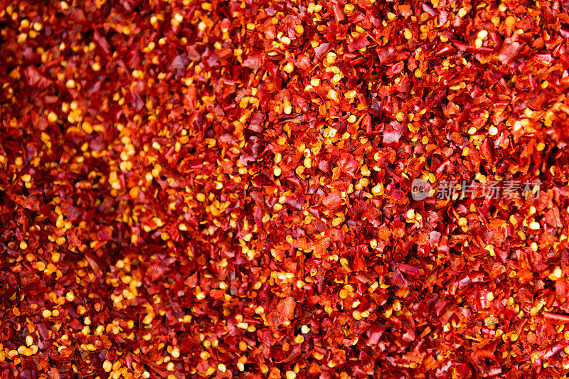 市场上一堆压碎的红辣椒