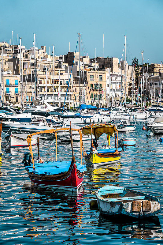 美丽多彩的渔船在Birgu海滨，马耳他