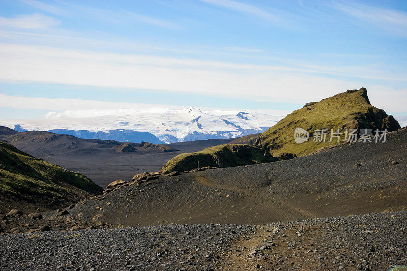 在到达Thorsmork之前，在冰岛的Laugevegur徒步旅行中，一个广阔的沙漠平原伸展开来，这是一个典型的场景