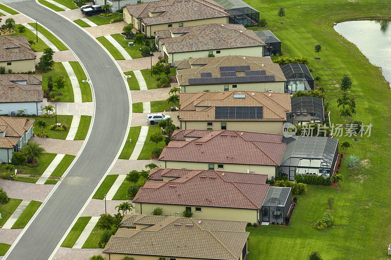 鸟瞰佛罗里达州封闭的生活俱乐部拥挤的房屋。家庭住宅作为美国郊区房地产开发的范例
